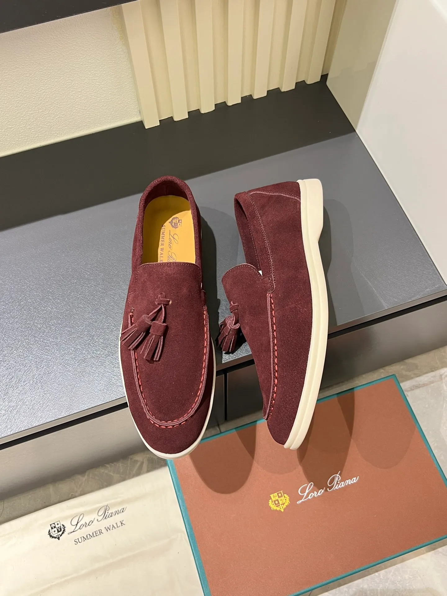 Men's shoes 💰p360 "Loro men's shoes 💰pian'*" Classic L men's shoes for couples 💰p Top version British flat loafers, a must-have item in old money style, the minimalist design is eye-catching and durable, a plus point for dressing The soft foot feel and texture are outstanding. They don’t scratch your feet and are very nice. They are matched with soft and waxy soles. They can be worn daily for a long time without getting tired. They are easy to wear, versatile and classic items, with perfect foot feel and texture! Imported cashmere fabric, the lining is made of imported A-grade water-dyed cow lining, the top version of the genuine leather midsole is sewn with pure handmade mark thread! Size: Female 35-40 (34. Customized) Male 38-44 (45.46. Customized)
